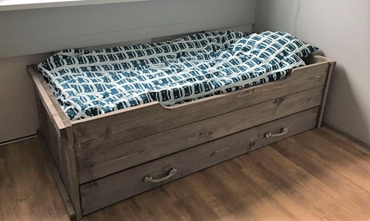Stoer houten bed met opbergruimte Jamy