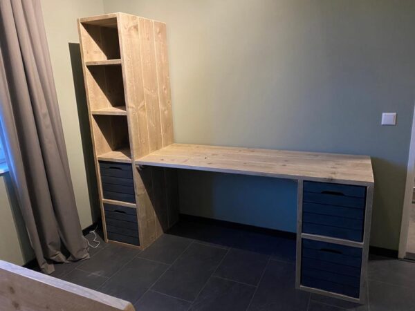 Bureau met kast